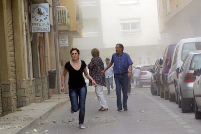 Los dos terremotos de magnitudes 4,5 y 5,1 que sacudieron ayer la ciudad murciana de Lorca provocaron escenas de pánico entre la población. Varios vecinos corren por la calle de Galicia entre cascotes esparcidos por el suelo.