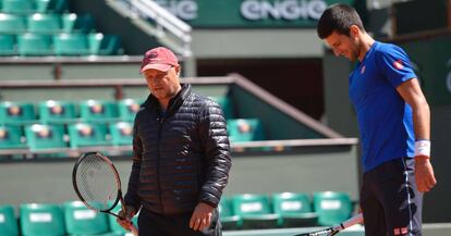Vajda y Djokovic, durante un entrenamiento en París.