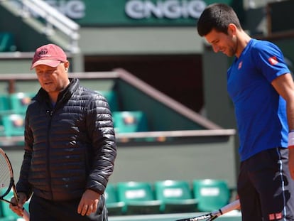 Vajda y Djokovic, durante un entrenamiento en Par&iacute;s.