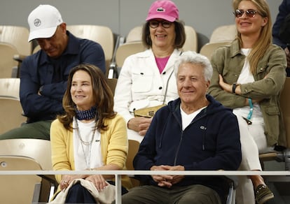 El actor Dustin Hoffman (a la derecha y abajo) y su esposa, Lisa.