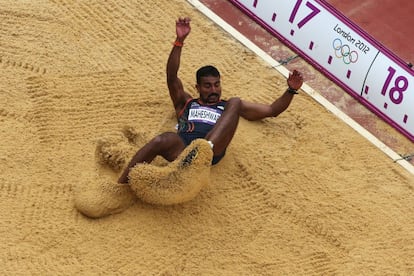 El Renjith Maheshwary, de India, en la clasificación de triple salto.