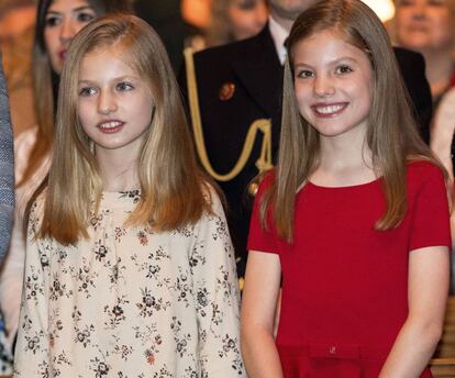 La princesa Leonor y la infanta Sofía en la misa de Domingo de Resurrección en la Catedral de Mallorca.