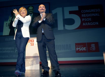 El nuevo secretario general del PSOE en Aragón, Javier Lambán, y la vicesecretaria general Federal, Elena Valenciano, aplauden durante la clausura del XV Congreso Regional del partido, el 1 de abril de 2012.

