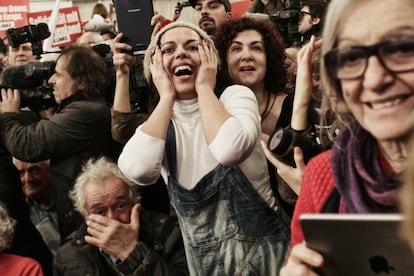 "Es una victoria histórica para el pueblo griego, que se ha expresado mayoritariamente contra la austeridad", ha señalado la fuente de Syriza citada por 'Kathimerini'. En la imagen, partidarios del partido Syriza celebran los resultados a pie de urna en Atenas.