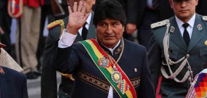 Evo Morales luce la banda y medalla presidenciales en 2017. 