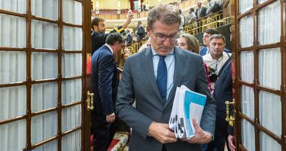 Alberto Núñez Feijóo abandonaba el Congreso tras la segunda sesión de su debate de investidura, el 27 de septiembre.