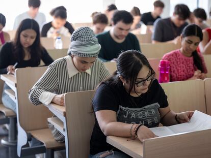 Estudiantes catalanes en el primer día de las pruebas de acceso a la universidad en la Universidad de Barcelona, el 4 de junio.