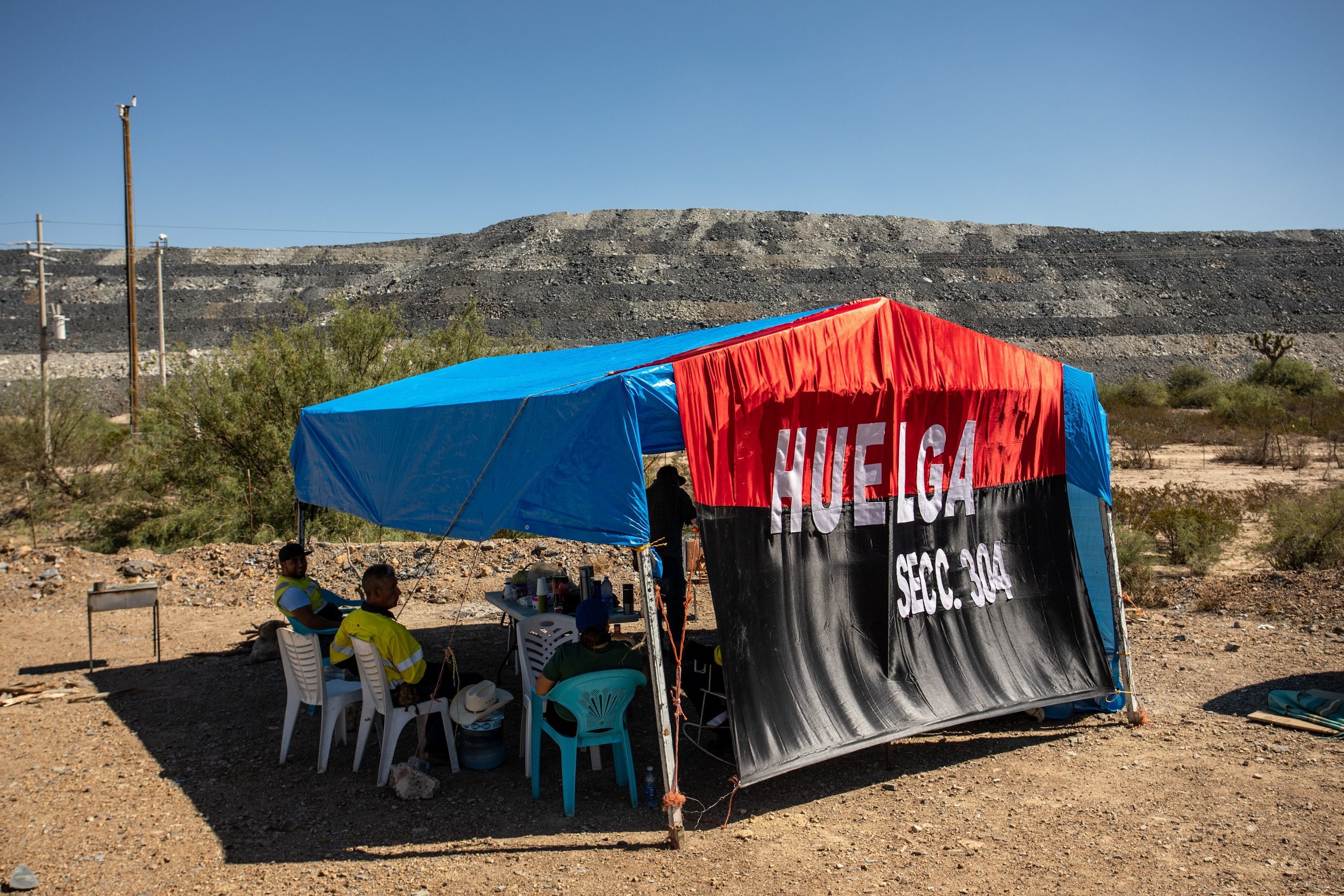 Mineros sindicalizados desayunan bajo carpas que instalaron para para protegerse del sol durante su huelga, el 9 de junio.