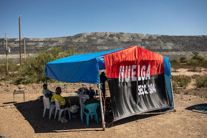 Mineros sindicalizados desayunan bajo carpas que instalaron para para protegerse del sol durante su huelga, el 9 de junio.