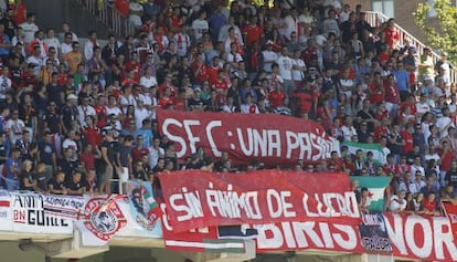Ultras del Sevilla en la grada del Rayo en 2012.