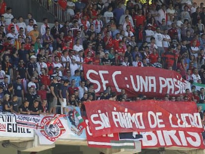 Ultras del Sevilla en la grada del Rayo en 2012.