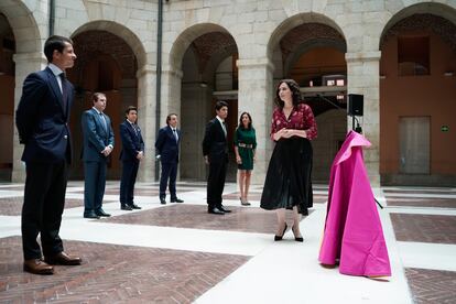 La presidenta de la Comunidad de Madrid, junto a varios representantes del sector taurino.