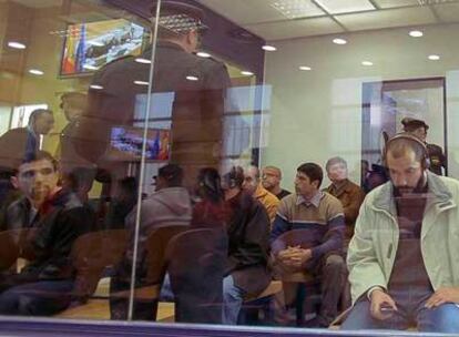 Varios de los procesados por el 11-M, en la sala blindada en la que siguen el juicio.