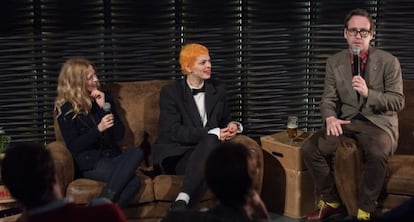 De izquierda a derecha: Christina Rosenvinge, Bimba Bosé y Joaquin Reyes, en la presentación de un anuncio navideño de una conocida marca de cervezas.