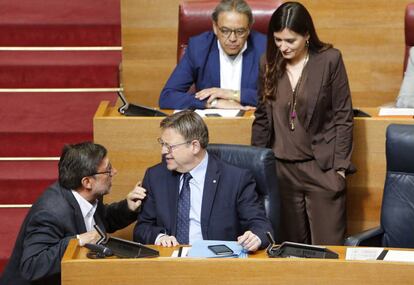 El presidente Ximo Puig, rodeado de su equipo, en la sesi&oacute;n de control de hoy.