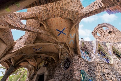 La cripta de la Colònia Güell, una de las obras cumbre de la arquitectura modernista de Gaudí, está en Santa Coloma de Cervelló.