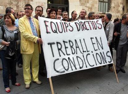 Cientos de equipos directivos se concentran ante la Generalitat contra la "trampa" de la Citizenship de Camps