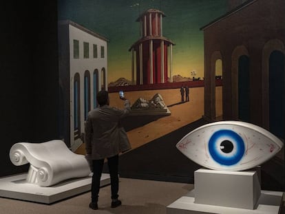 Reproducció de 'Plaça d'Itàlia metafísica', de De Chirico, ull de Man Ray i 'Capitell', de Studio65.