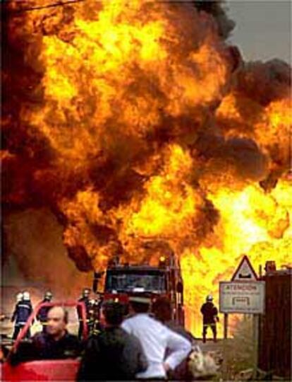 Los bomberos sofocan las llamas tras el accidente del camión cisterna con butano en Castellón.