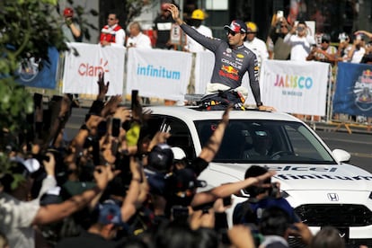 Checo Pérez, piloto de Fórmula 1, durante el espectáculo en Guadalajara.