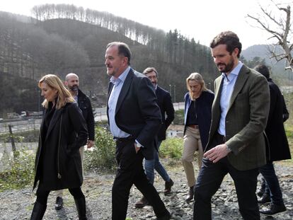 El presidente del PP, Pablo Casado, en la zona del vertedero de Zaldibar junto a Carlos Iturgaiz, candidato popular a lehendakari.