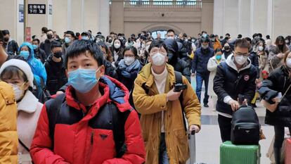 Viajeros con máscaras, este miércoles en la estación de tren de Wuhan.