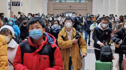 Viajeros con mscaras, este mircoles en la estacin de tren de Wuhan. 