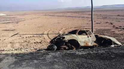 Restos de un vehículo destruido en un margen de la carretera entre Damasco y Alepo.