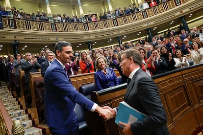 El líder del PP, Alberto Núñez Feijóo (derecha), saluda al presidente del Gobierno en funciones, Pedro Sánchez, al término de la segunda jornada del debate de investidura, este jueves en el Congreso de los Diputados.