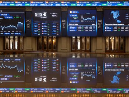 Varios paneles del Ibex 35, en el Palacio de la Bolsa.