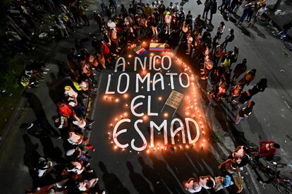 Parientes y amigos de Nicolás Guerrero, uno de los muertos en las protestas contra la reforma tributaria en la ciudad de Cali, Colombia