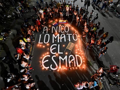 Parentes e amigos de Nicolás Guerrero, um dos mortos nos protestos contra a reforma tributária na cidade de Cali, reúnem-se durante vigília em sua homenagem.