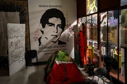 En el Edificio Uriel Gutiérrez, ocupado por los estudiantes desde abril, se preparan varias actividades para la noche. Incluyen la proyección de un documental y una velatón en homenaje a los estudiantes de 1984. 
