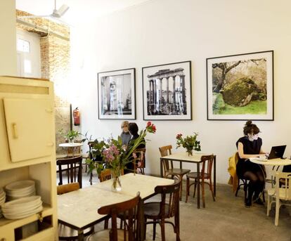 <b>ATMÓSFERA ESPECIAL</b></br></br>¿Qué busca un bohemio? Por ejemplo, pasar desapercibido en un restaurante-taberna con un cuidado interiorismo que busca el despojamiento y huye de cualquier pretensión. Así, el local consigue una atmósfera de agradable complicidad entre los que lo frecuentan. Fue una vaquería y desde hace una década es refugio de artistas, modernos y letraheridos que toman tartar con salmón en rollitos con wasabi y postres caseros (crepes, brownies, panacotas) o los famosos huevos Benedictine de salmón, jamón o lacón en el brunchde los domingos. » Blanca de Navarra, 8. 913 10 62 42. www.lavaqueriasuiza.com