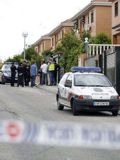 Un grupo de agentes, ante el escenario del crimen.