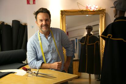 Marcos Seseña, director de Capas Seseña, en su taller de la calle de la Cruz.