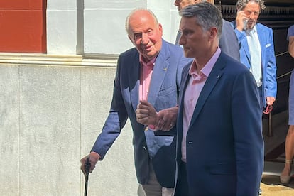 El rey emérito Juan Carlos I a su salida de un hotel en Sevilla, este domingo.