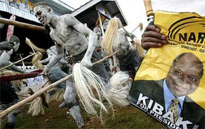 Seguidores del líder de la oposición keniana, Mwai Kibaki, durante una fiesta electoral en Karatina.