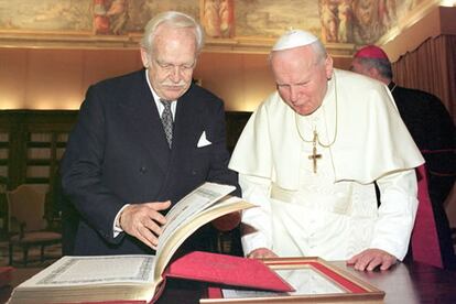 Raniero III ha jugado un papel importante en la admisión de Mónaco como miembro número 184 de las Naciones Unidas, desde mayo de 1993. Además su relacion con la Iglesia siempre ha sido cordial y en varias ocasiones el Príncipe Raniero se reunió con el Papa.