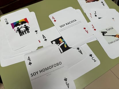 Juego de cartas diseñado por un grupo de alumnas del Ramiro de Maeztu para mostrar las actitudes que se esconden detrás de ciertos 'stickers'.