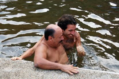 El director Alejandro Landés y Porfirio Ramírez durante el rodaje de la película 'Porfirio', estrenada en el Festival de Cannes de 2011.