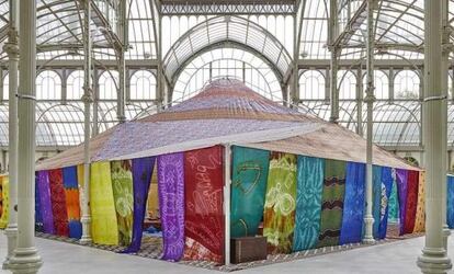 Instalación de la exposición 'Tuiza. Las culturas de la jaima', dentro del Palacio de Cristal del Retiro, en Madrid.