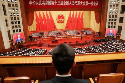 Un miembro de seguridad en su puesto durante el discurso del primer ministro chino, Li Keqiang, en la Asamblea Popular Nacional (APN), el 5 de marzo.