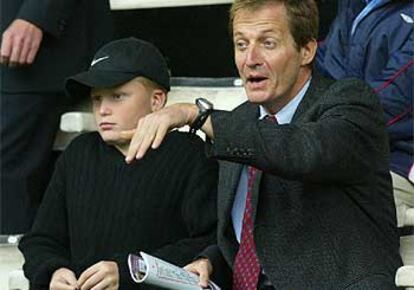 Alastair Campbell, dimitido jefe de prensa de Blair, y su hijo, el sábado, en un partido de fútbol en Turf (Inglaterra).