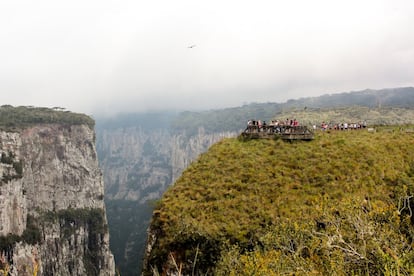 “Los geoparques sirven a las comunidades locales combinando la conservación de su patrimonio geológico único con la divulgación pública y el desarrollo sostenible”, explica la Unesco sobre esta red. <br></br> En la actualización de lista, Brasil aporta un segundo espacio. Los Caminos de los Cañones del Sur, en el sur del país (entre los Estados de Rio Grande do Sul y Santa Catarina), se caracterizan por la Mata Atlántica, uno de los ecosistemas más ricos del planeta en términos de biodiversidad. Los habitantes precolombinos de la zona se refugiaban en ‘paleotocas’ (cavidades subterráneas excavadas por megafauna vertebrada paleolítica extinta, como el perezoso gigante de tierra) cuyos numerosos vestigios aún son visibles. Además, en sus 2.830 kilómetros cuadrados se despliega una morfología única, con especial énfasis en Serra Geral (en la imagen), un enorme acantilado de 200 kilómetros de largo y alturas que van de los 900 a los 1.300 metros en el que se sucede impresionantes cañones y valles. Más información: <a href="https://canionsdosul.org/"target="_blank">canionsdosul.org</a>