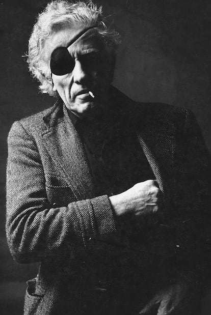 Nicholas Ray, en una foto de los años setenta. A la derecha, manuscrito del guion <i>Bitter victory</i> (1963).