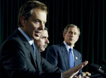 Blair (en primer término), junto a Aznar y Bush, en la reunión de las Azores días antes de la guerra.