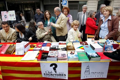 Escritores desconocidos en su parada