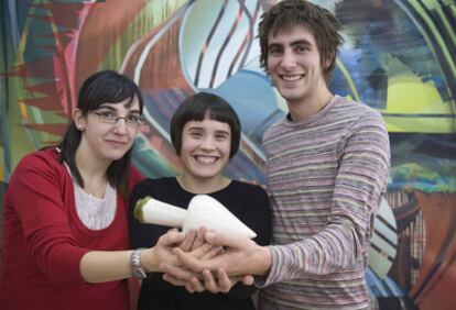 De izquierda a derecha, Egokiñe Muñoz, Oiana Guenaga y Lander Rekakoetxea, tres de los alumnos de la UPV que han participado en el diseño de la botella del aceite negral, enseñan su trabajo.