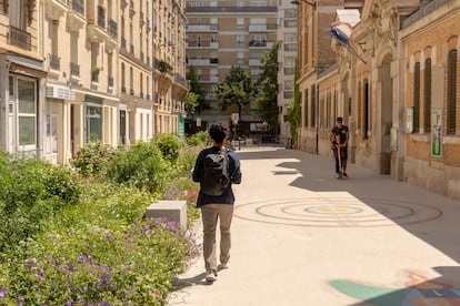 Calle de la Providencia, en París, a la altura de una escuela, con nueva vegetación.